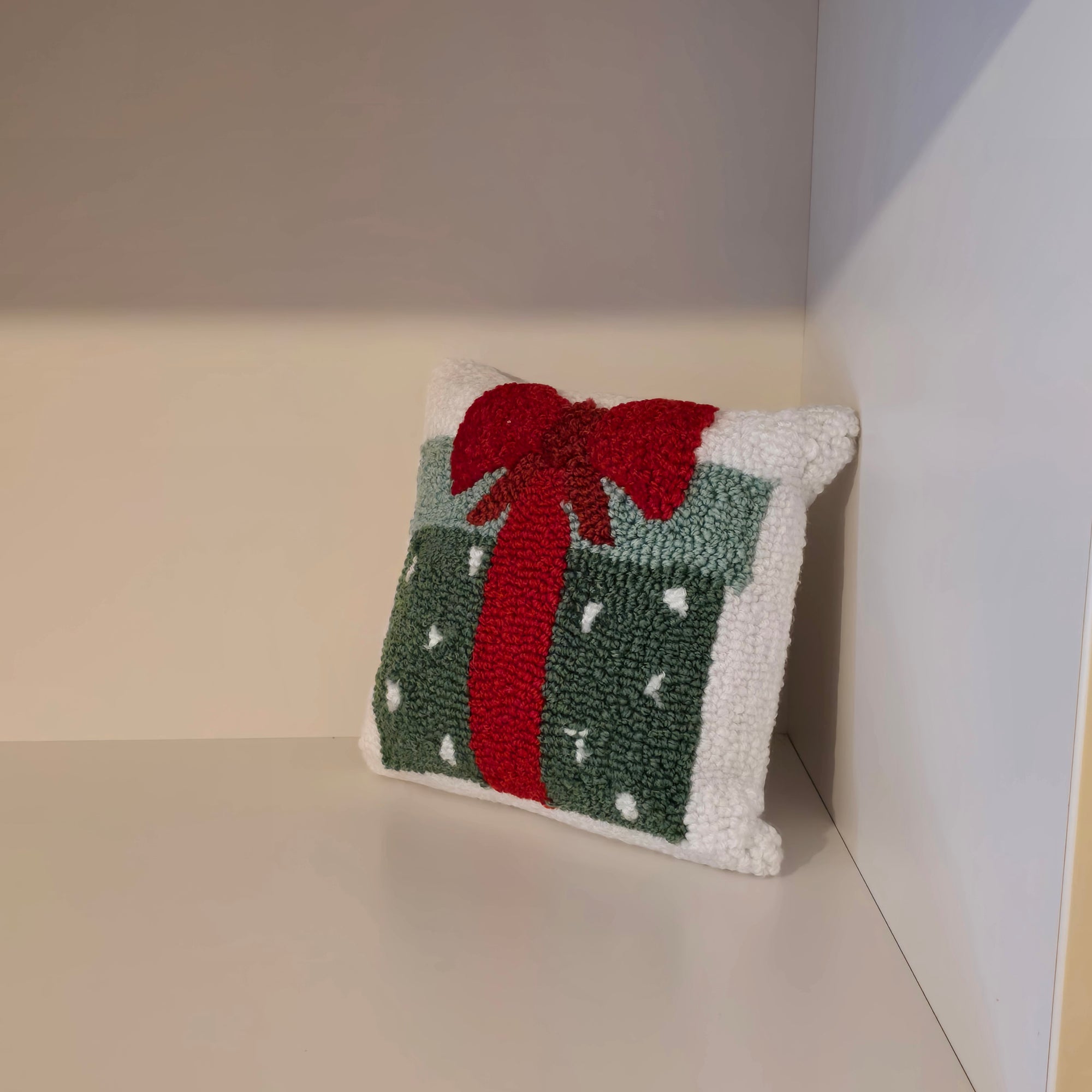 C_Christmas Dotted Present Throw Pillow