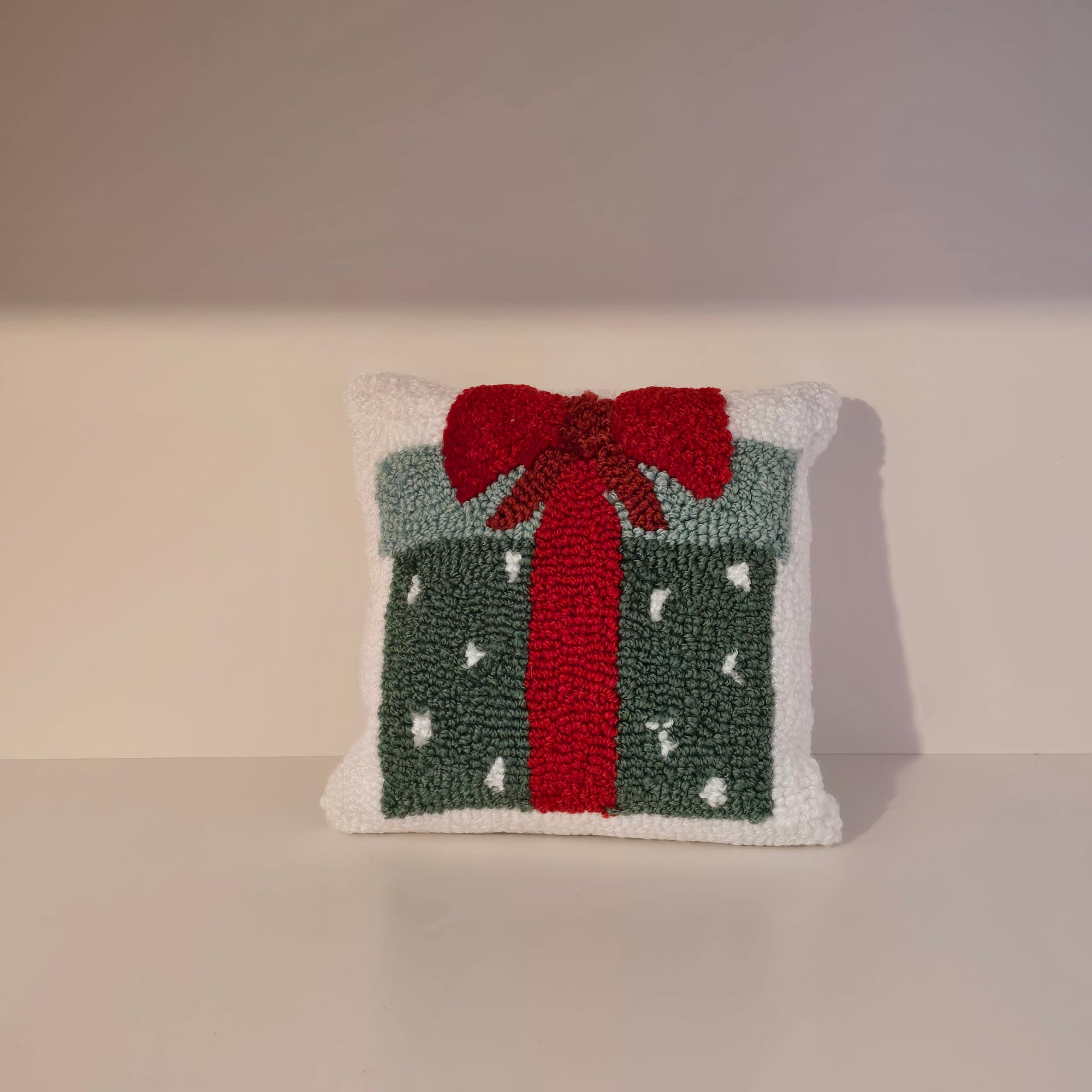 C_Christmas Dotted Present Throw Pillow