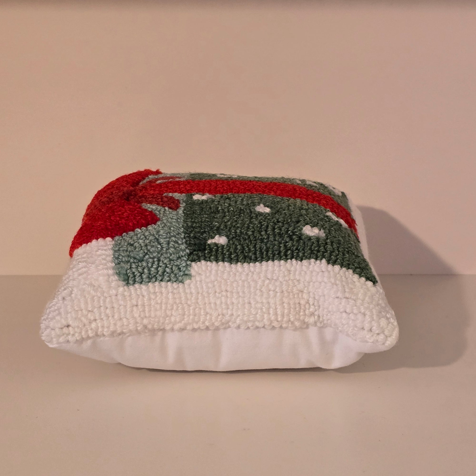 C_Christmas Dotted Present Throw Pillow