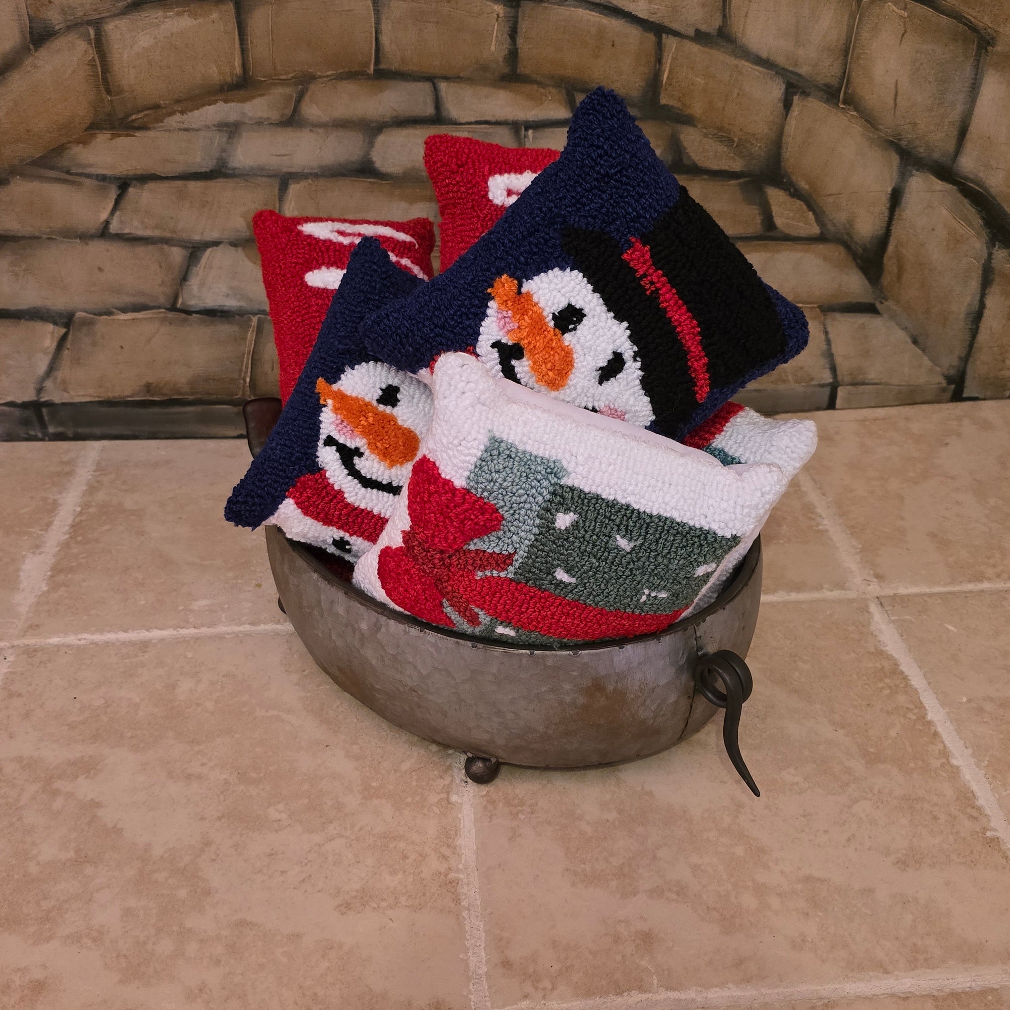 C_Christmas Dotted Present Throw Pillow