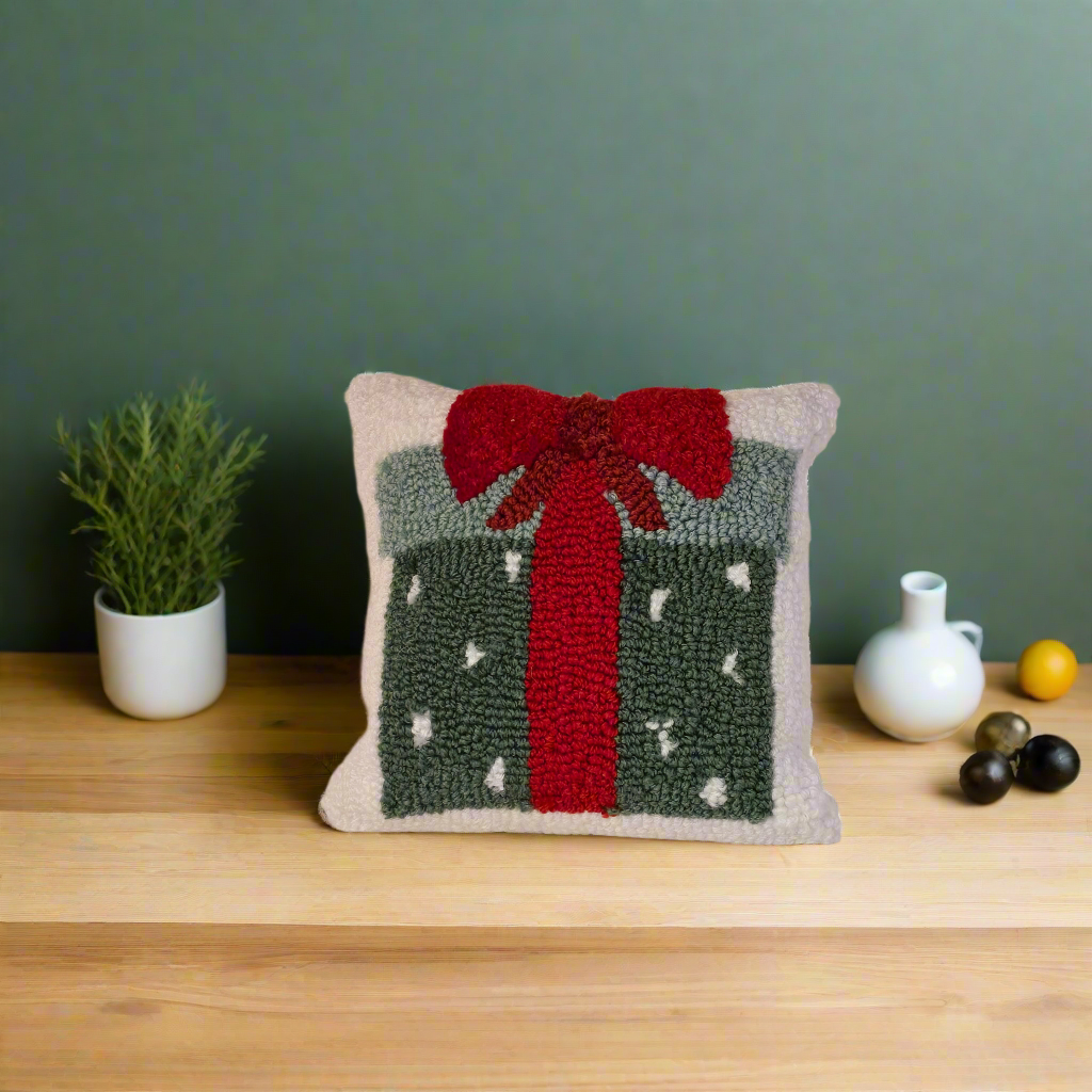 C_Christmas Dotted Present Throw Pillow